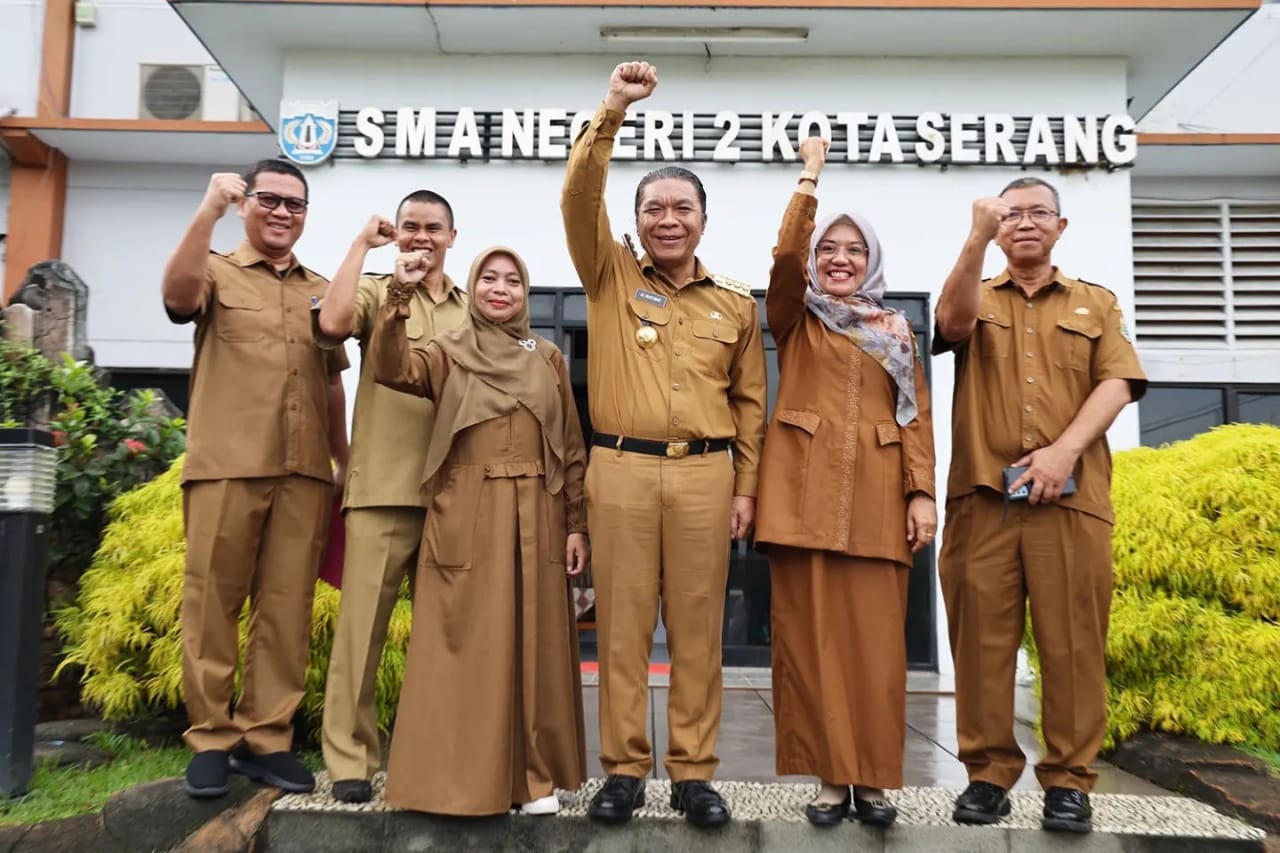 Pastikan Pelayanan Prima, Pj Gubernur Banten Al Muktabar Tinjau Pelaksanaan PPDB di SMAN 2 Kota Serang