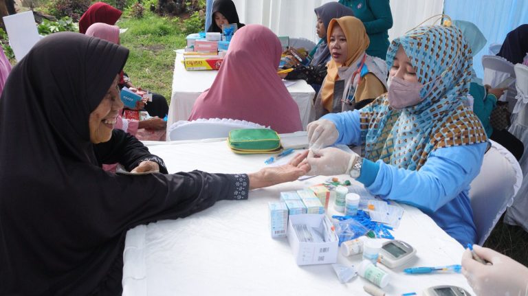 Peduli Masyarakat Desa Cijeunjing, YBM PLN UID Banten Berikan Layanan Kesehatan Gratis