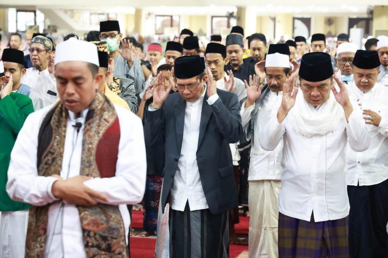 Pj Gubernur Banten Al Muktabar Laksanakan Sholat Idul Adha 1444 H di Masjid Raya Al Bantani