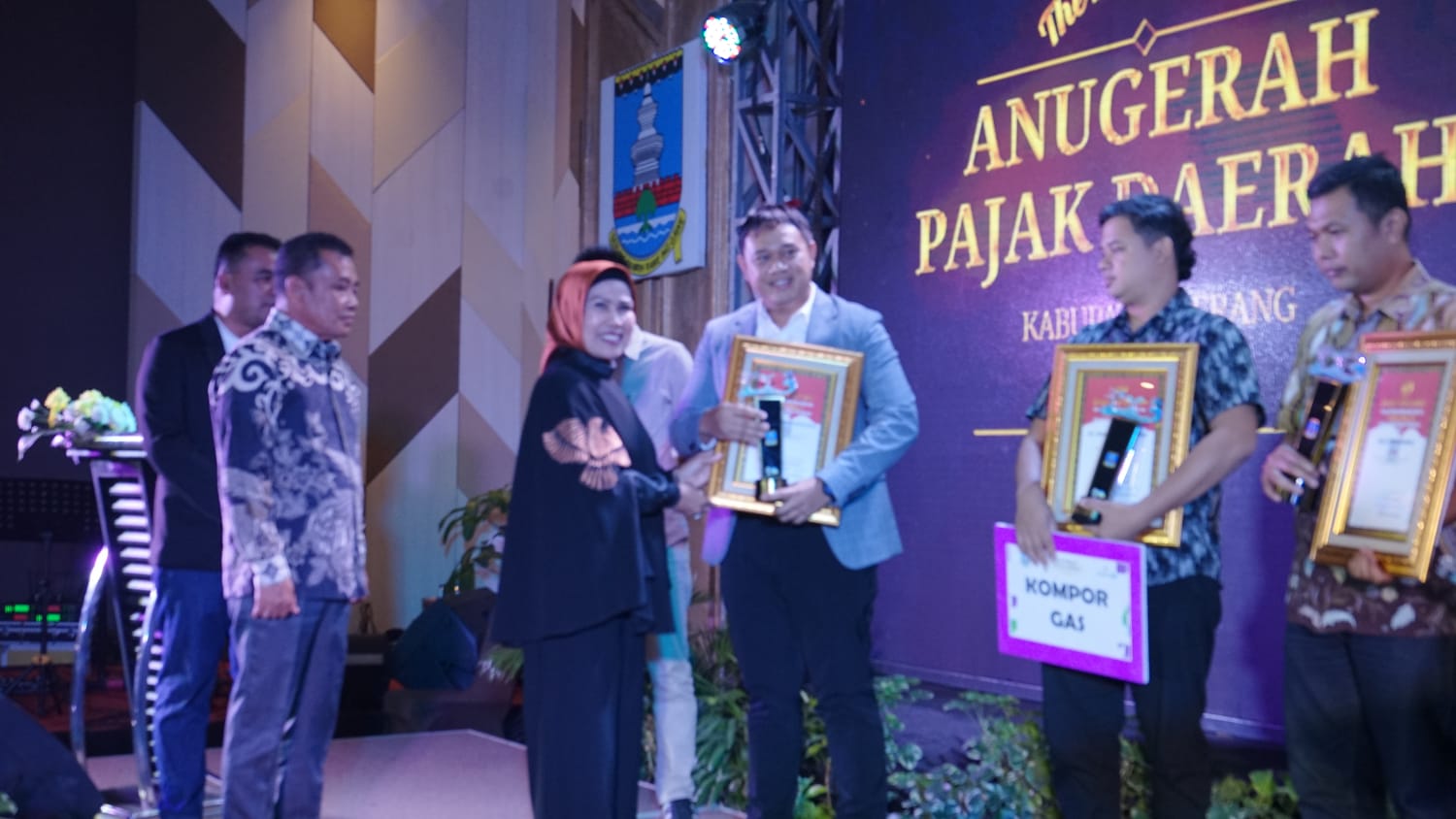 Bupati Serang Beri Penghargaan Puluhan Wajib Pajak Daerah