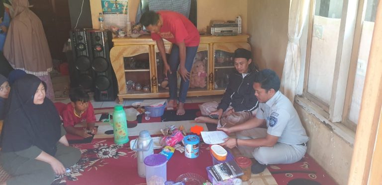 Jasa Raharja Serahkan Santunan Kepada Wiraswasta yang Terlibat Laka Lantas yang Terjadi di Desa Cibareno Cilograng