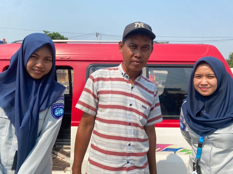Tingkatkan Kepatuhan, Petugas Jasa Raharja Laksanakan Kunjungan Door to Door Kepada Pemilik Kendaraan Angkutan Umum di Wilayah Kragilan Serang