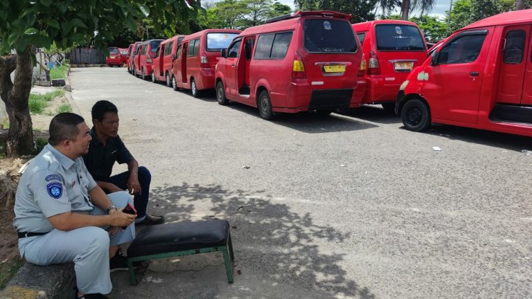 Petugas Jasa Raharja Door to Door dan Sosialisasi dengan Pemilik Angkot