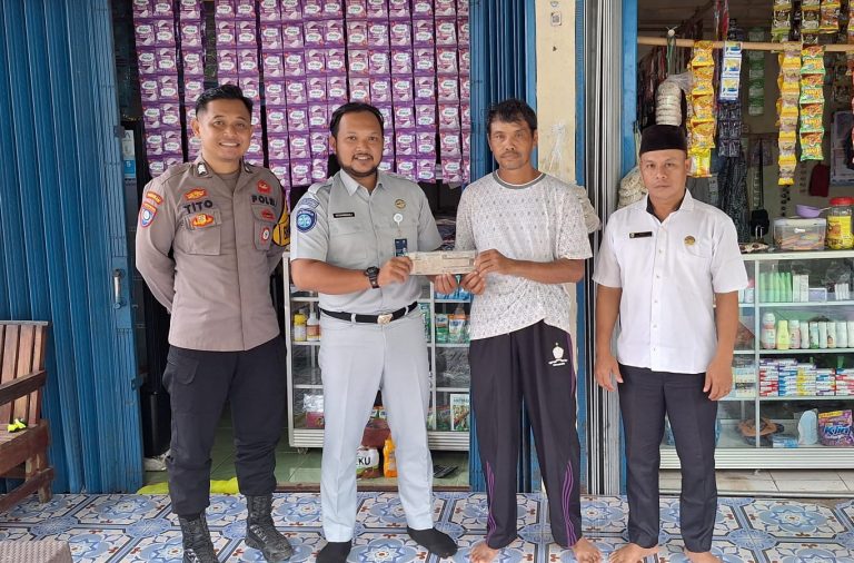 Sosialisasi dan Pengecekan SWDKLLJ Kendaraan Terlibat Laka Lantas Bersama Bhabinkamtibmas dan Perangkat Desa