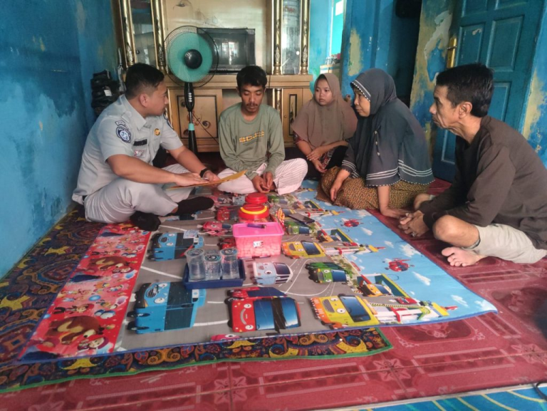 Petugas Jasa Raharja Cabang Banten Kunjungi Rumah Ahli Waris Korban Kecelakaan Lalu Lintas TKP Jalan Raya Pontang – Ciruas, Kabupaten Serang