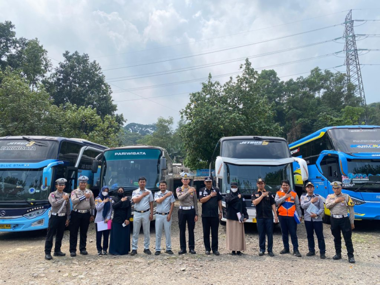 PT Jasa Raharja Cabang Banten rampcheck bersama angkutan bus wisata di PantaiCarita Seapark