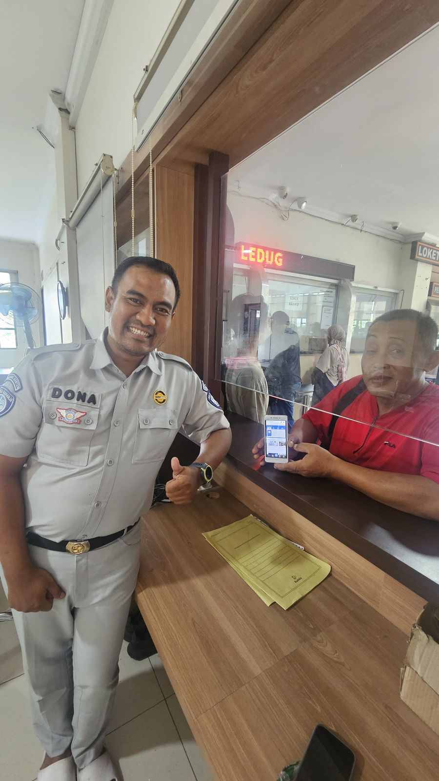 Petugas Jasa Raharja Sosialisasikan Aplikasi JR Safety Road kepada Wajib Pajak di Samsat Ciledug