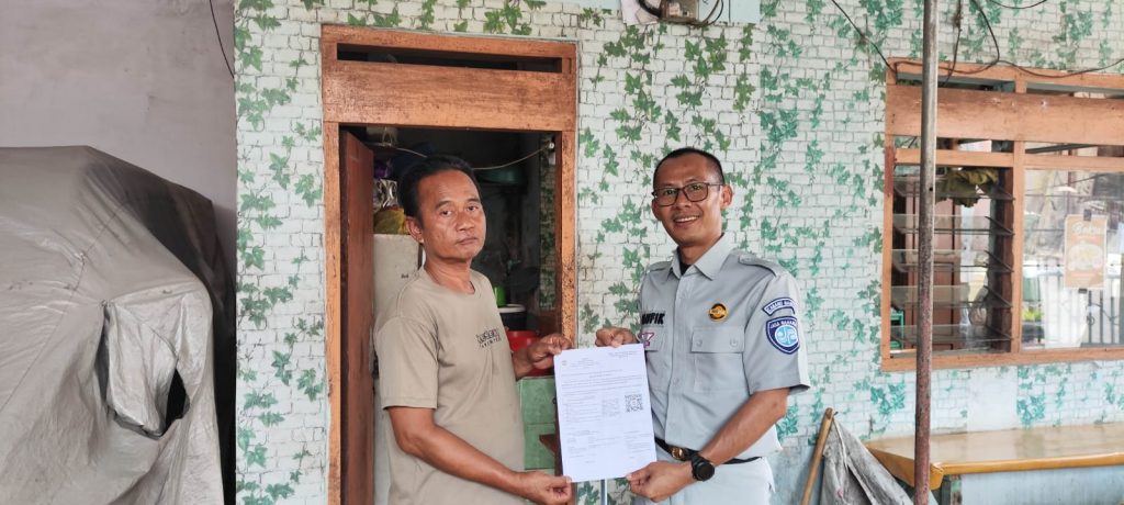 Taufik saat di salah satu pemilik kendaraan di Desa Kolelet
Wetan, Desa Narimbang Mulia dan Desa Muara Ciujung Timur
