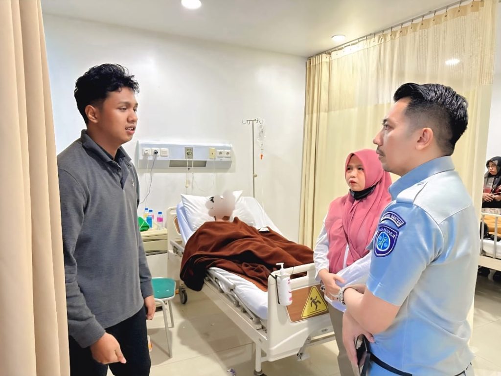Petugas Jasa Raharja Kunjungi Korban Laka di RS Hermina Bitung