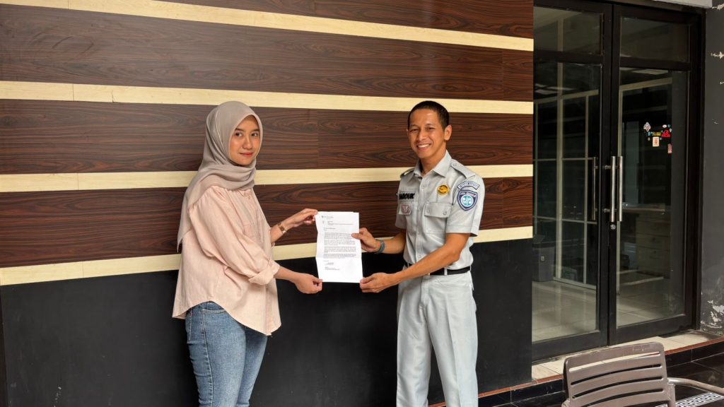 Moch Farouk Afero selaku petugas Samsat Cilegon kunjungi PT Shinan Mandiri Sosialisasikan wajibnya bayar SWDKLLJ
