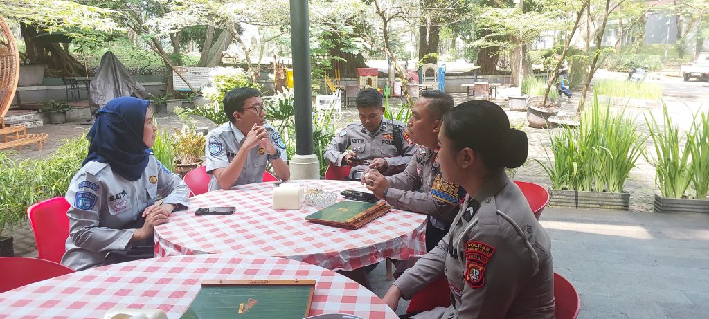 Ipda Panji Setiawan beserta jajaran serta Satya Wardhani dan Angga Wedha dari Jasa Raharja Tangerang bahas persiapan aksi keselamatan lalu lintas dalam rangka menyambut HUT RI ke 80