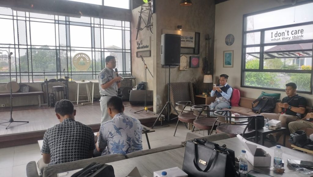 Petugas Jasa Raharja Samsat Kota Serang, Nurochman turut memberikan pemaparan mengenai tugas dan fungsi Jasa Raharja sebagai asuransi sosial, Kamis, 07 Agustus 2025 di V n G Coffea & Foodbar