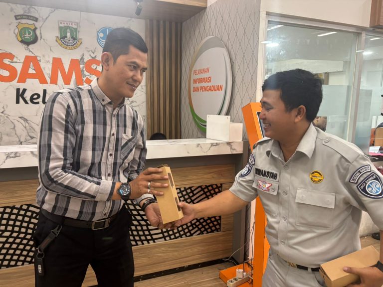 Jelang HUT RI ke 80 Jasa Raharja Beri Apresiasi Kepada Masyarakat Taat Pajak di Samsat Kelapa Dua Kab. Tangerang
