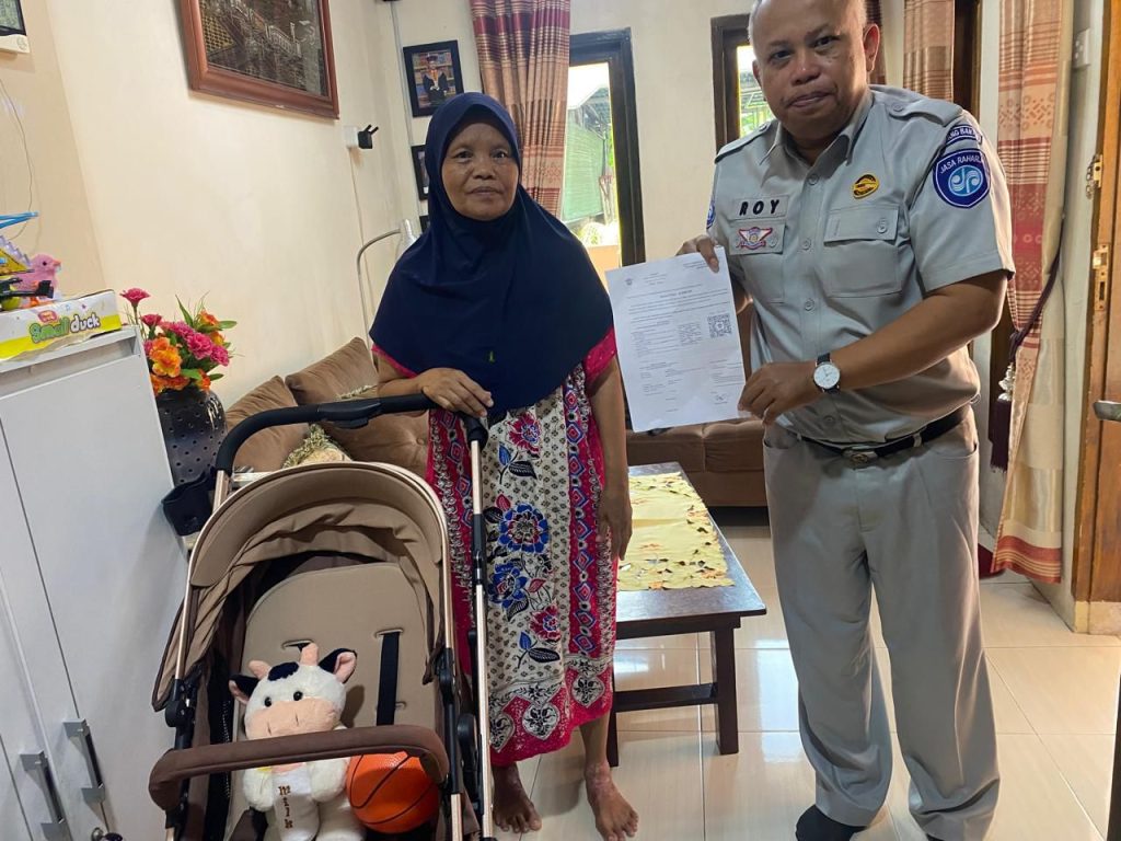 Petugas Jasa Raharja, Roy Chandra Adrianto membagikan flyer program
pemutihan pajak kendaraan bermotor yang masih berlaku hingga 31 Oktober 2025 kepada pemilik kendaraan bermotor